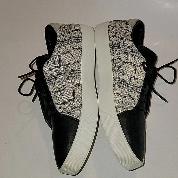 COLE HAAN WOMEN'S GRANSPRO SPECTATOR SNEAKERS - Picture 12 of 15